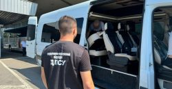 Житель Днепропетровщины пытался убежать из страны в нише для багажа микроавтобуса - рис. 7