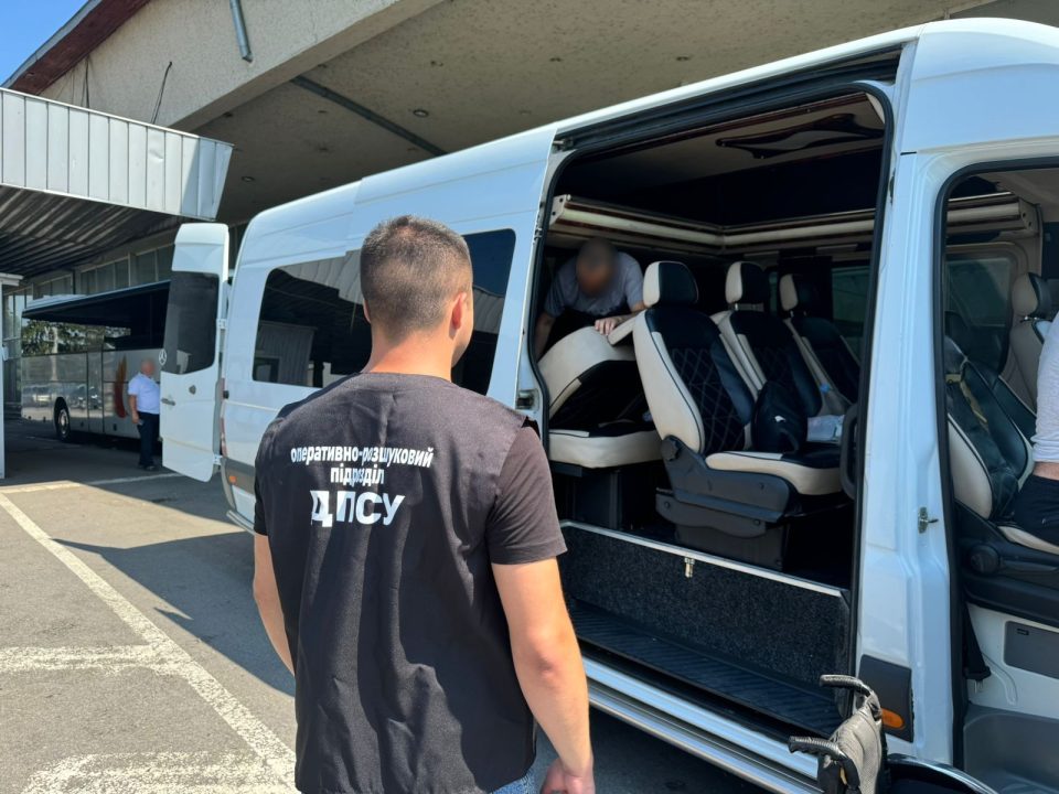 Житель Днепропетровщины пытался убежать из страны в нише для багажа микроавтобуса - рис. 1