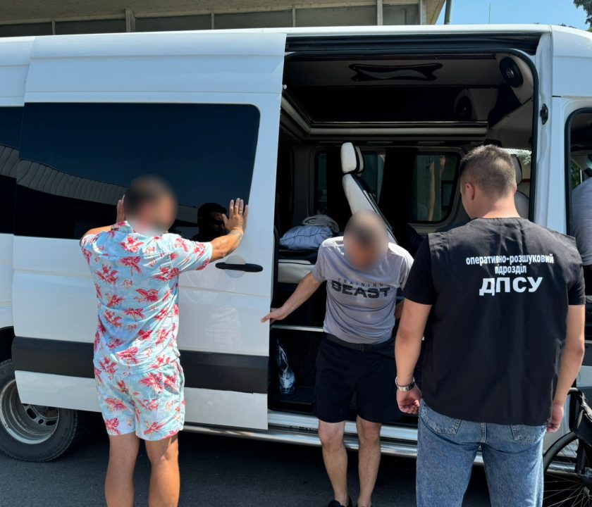 Житель Днепропетровщины пытался убежать из страны в нише для багажа микроавтобуса - рис. 2