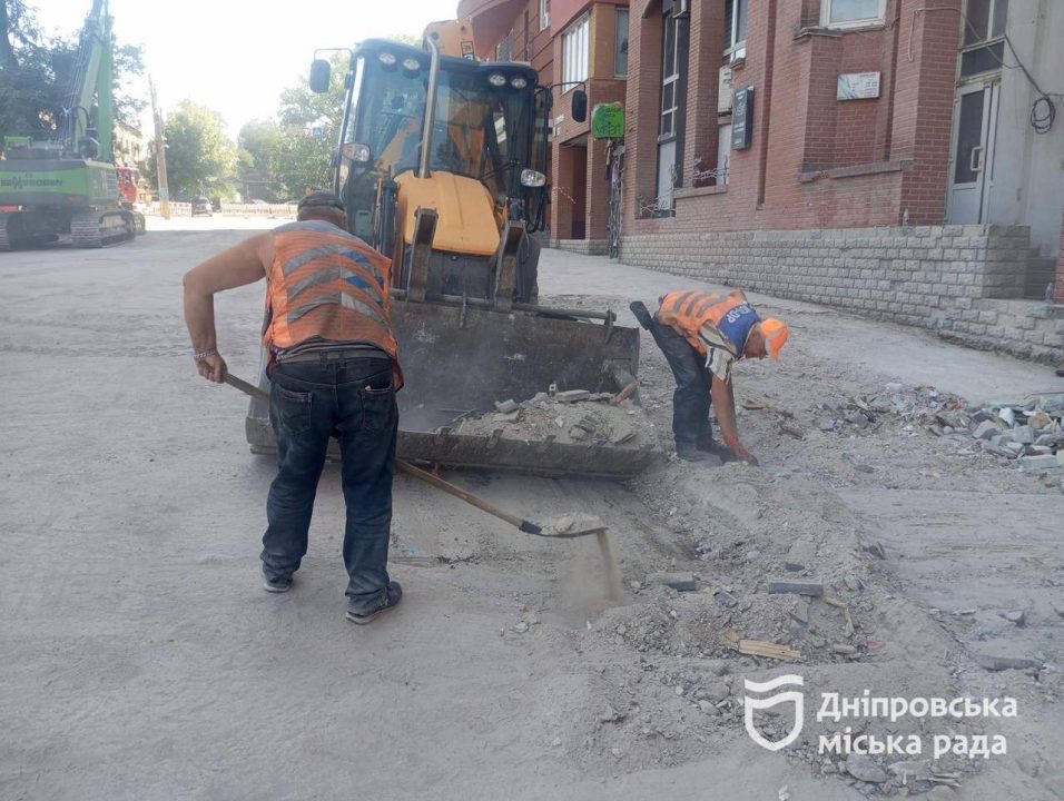 У Дніпрі комунальники ліквідовують наслідки ракетних обстрілів рф - рис. 1