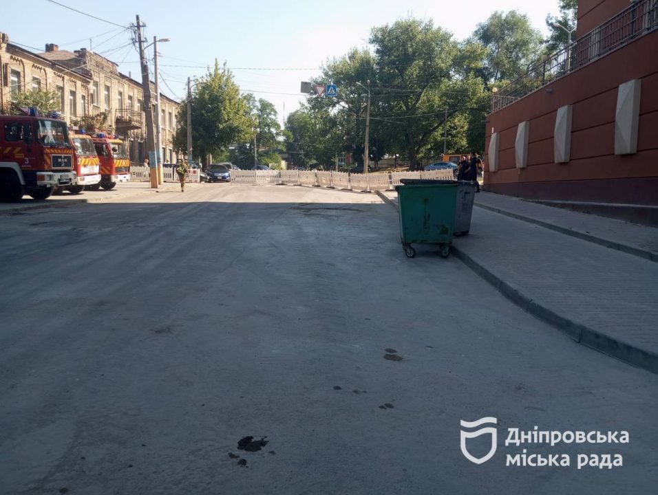 У Дніпрі комунальники ліквідовують наслідки ракетних обстрілів рф - рис. 2