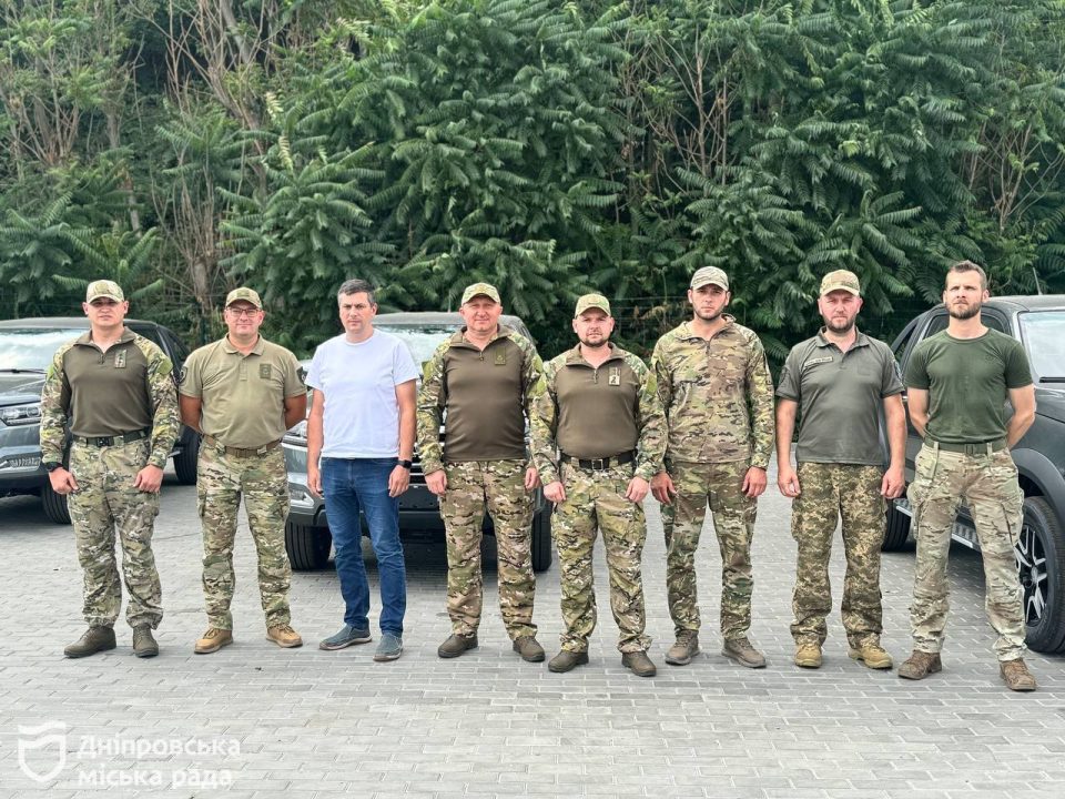 Дніпро передав силам оборони ще 5 нових повнопривідних пікапів - рис. 2