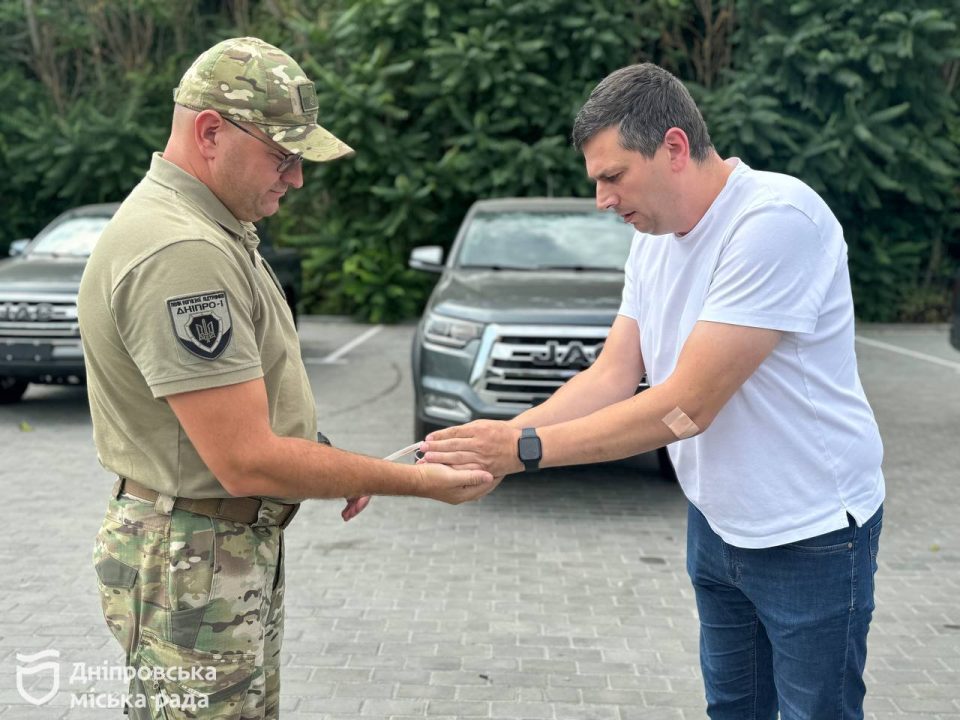 Дніпро передав силам оборони ще 5 нових повнопривідних пікапів - рис. 3