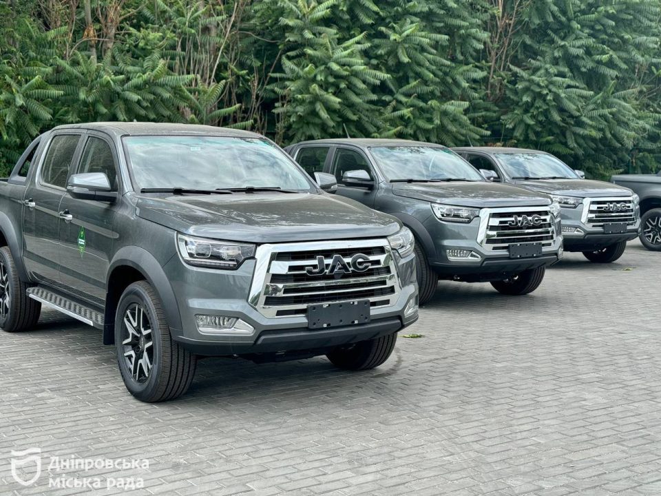 Дніпро передав силам оборони ще 5 нових повнопривідних пікапів - рис. 5
