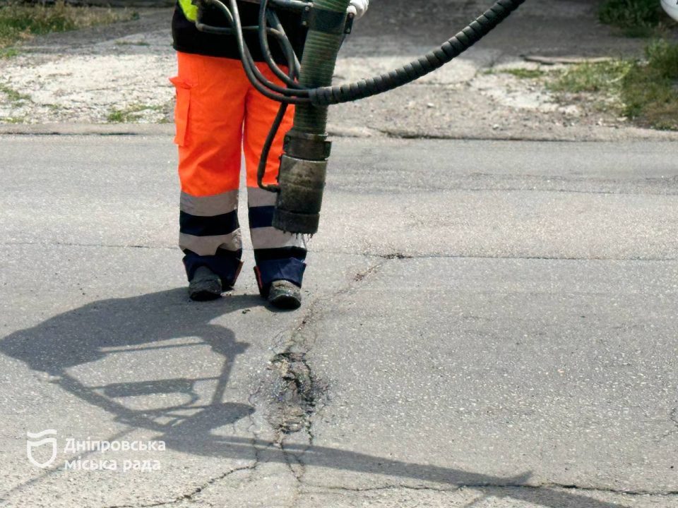 В Днепре продолжают устранять аварийную ямочность с помощью современных установок - рис. 2