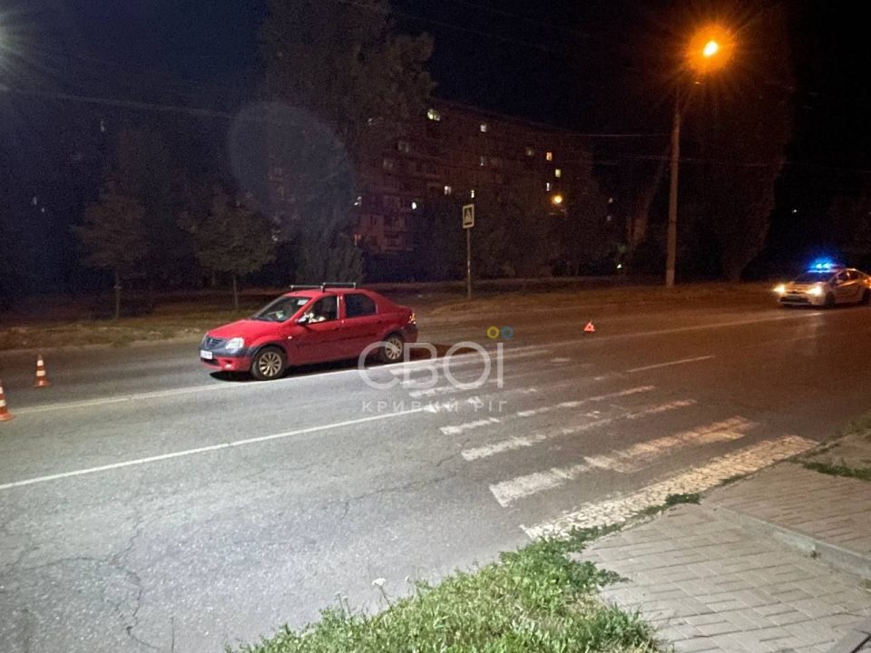 В Кривом Роге водитель Dacia сбил женщину на пешеходном переходе: пострадавшую госпитализировали - рис. 1