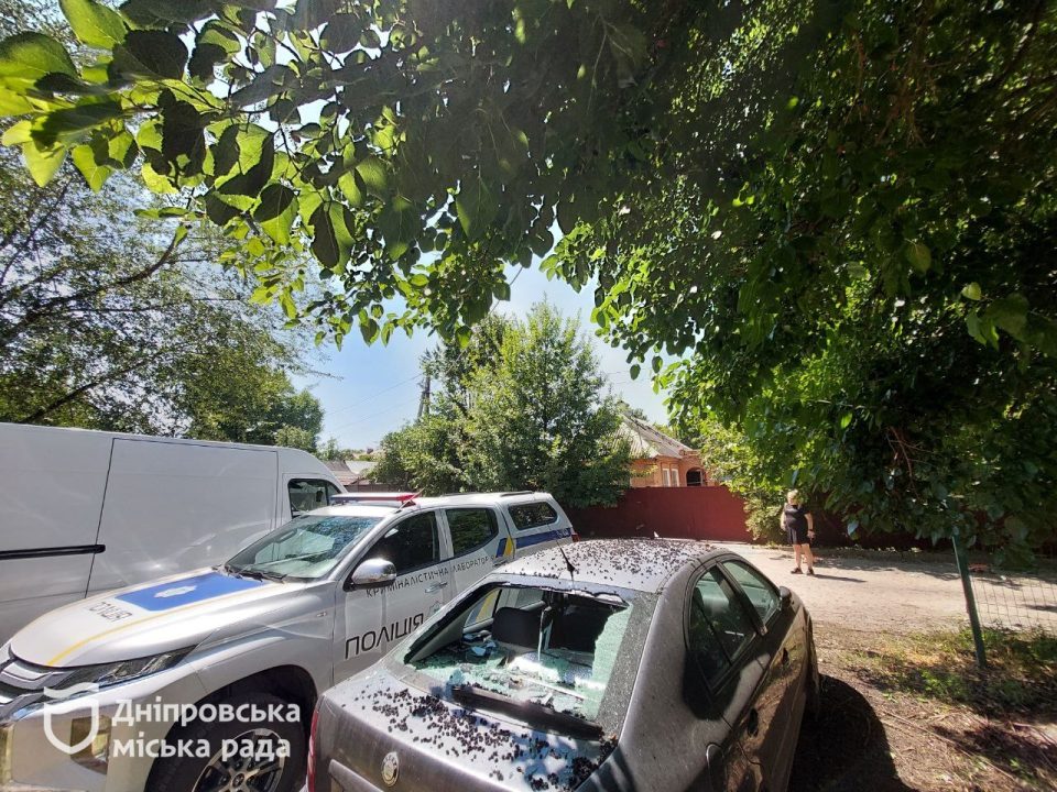 У Дніпрі внаслідок ракетної атаки окупантів були пошкоджені 10 житлових будинків та 2 гуртожитки