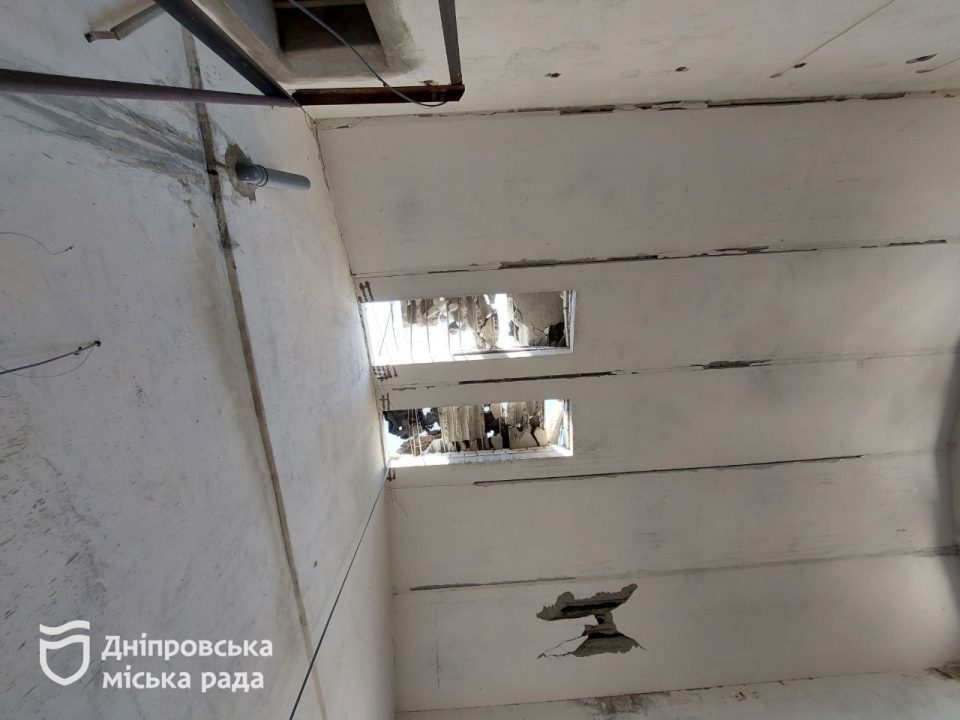У Дніпрі внаслідок ракетної атаки окупантів були пошкоджені 10 житлових будинків та 2 гуртожитки