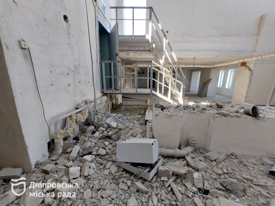 У Дніпрі внаслідок ракетної атаки окупантів були пошкоджені 10 житлових будинків та 2 гуртожитки