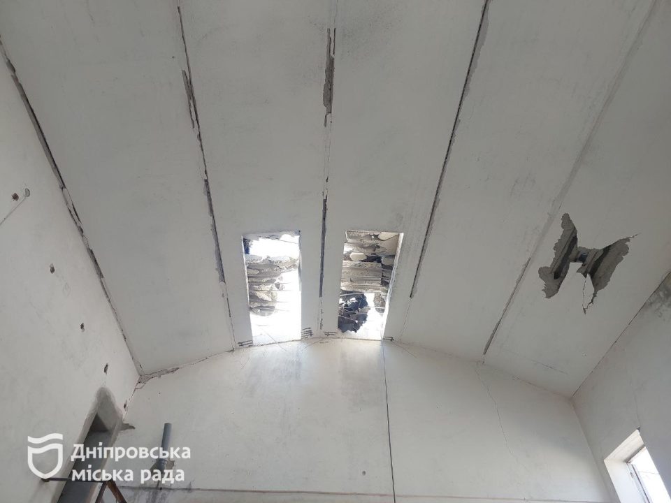 У Дніпрі внаслідок ракетної атаки окупантів були пошкоджені 10 житлових будинків та 2 гуртожитки