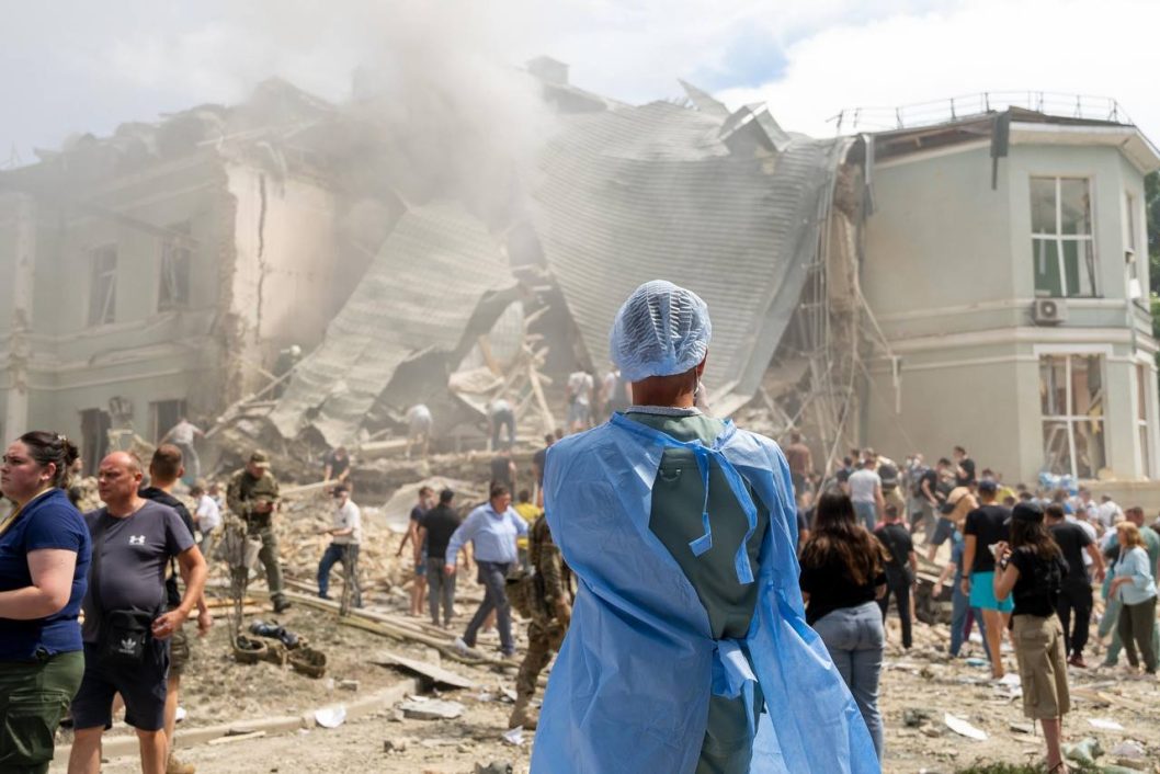 В Киеве под завалами больницы "Охматдет" обнаружили тело мальчика - рис. 2