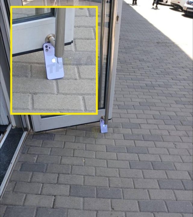 У Дніпрі двері магазину підпирають iPhone: найоригінальніша підставка