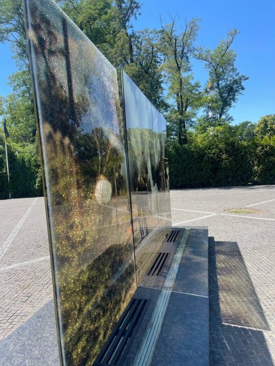 Вандали пошкодили скляну інсталяцію на Алеї пам’яті загиблих воїнів АТО у середмісті Дніпра - рис. 2