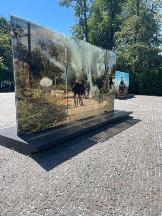 Вандали пошкодили скляну інсталяцію на Алеї пам’яті загиблих воїнів АТО у середмісті Дніпра - рис. 1