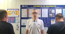 В Днепре задержали мужчину, напавшего на военного капеллана со словами "слава россии" - рис. 10