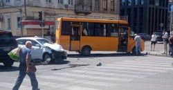 В центре Днепра маршрутка №136А столкнулась с такси: есть пострадавший - рис. 5