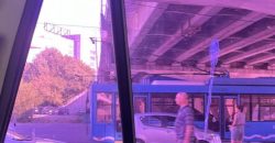 В Днепре под Центральным мостом застрял троллейбус и авто: движение затруднено - рис. 13