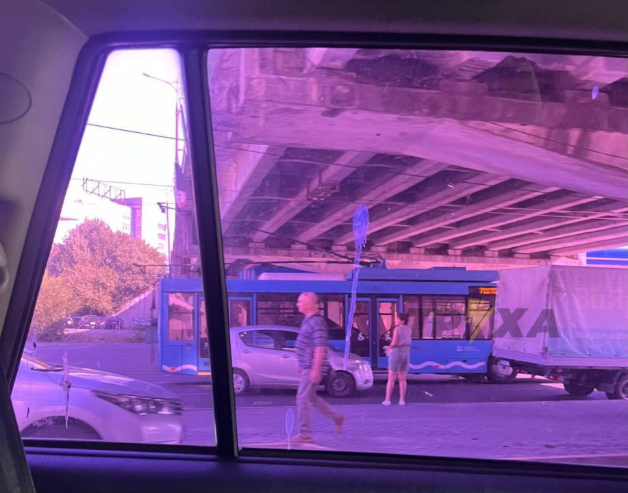 У Дніпрі під Центральним мостом застряг тролейбус і авто: рух ускладнений  - рис. 1