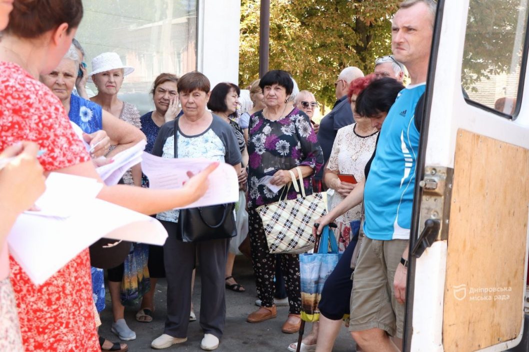 В Днепре выдали более 4 тыс. бесплатных продуктовых наборов от города вынужденным переселенцам - рис. 1