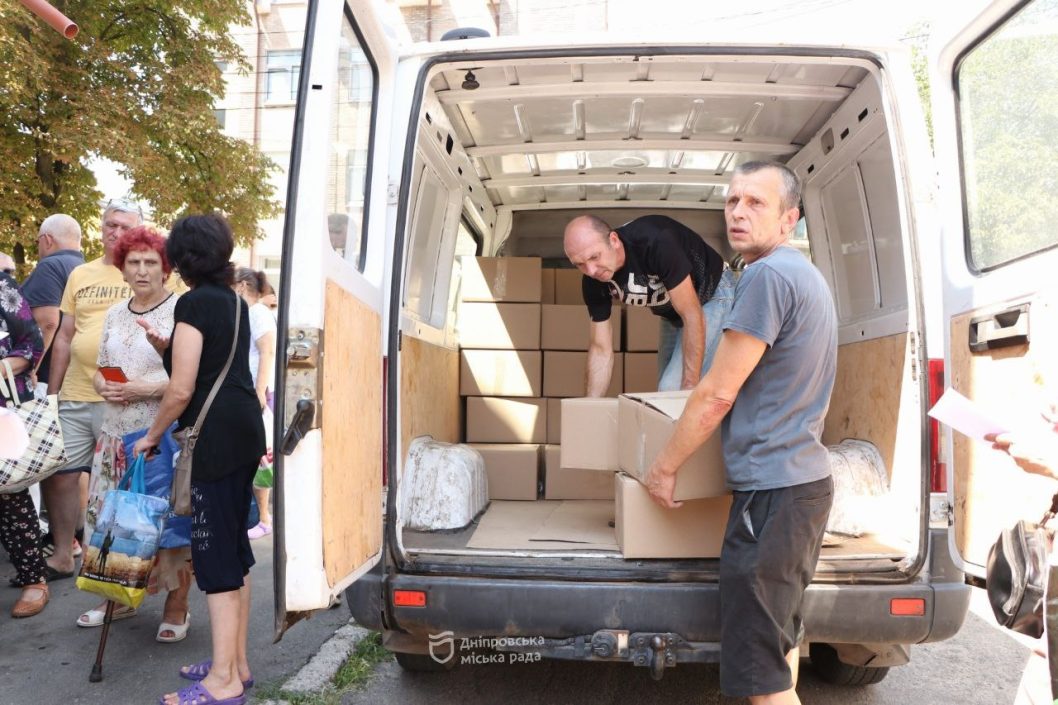 В Днепре выдали более 4 тыс. бесплатных продуктовых наборов от города вынужденным переселенцам - рис. 2