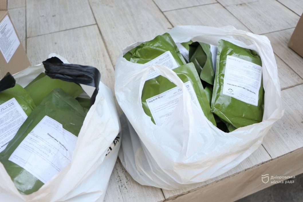 В Днепре выдали более 4 тыс. бесплатных продуктовых наборов от города вынужденным переселенцам - рис. 4