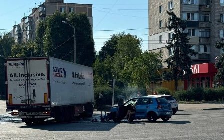 У Дніпрі легковик проїхав на "червоний" та зіткнувся з фурою - рис. 1