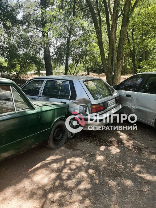 В Днепре пьяная женщина на ВАЗе въехала в три припаркованные машины - рис. 1