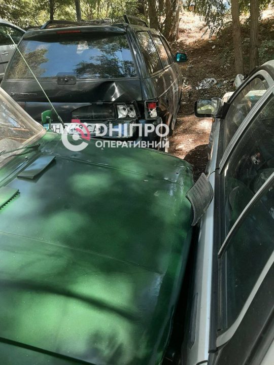 В Днепре пьяная женщина на ВАЗе въехала в три припаркованные машины - рис. 2