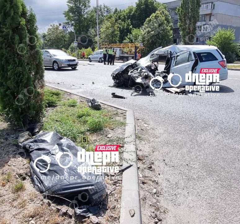 На Днепропетровщине автобус столкнулся с легковушкой: есть погибшие и пострадавшие - рис. 1