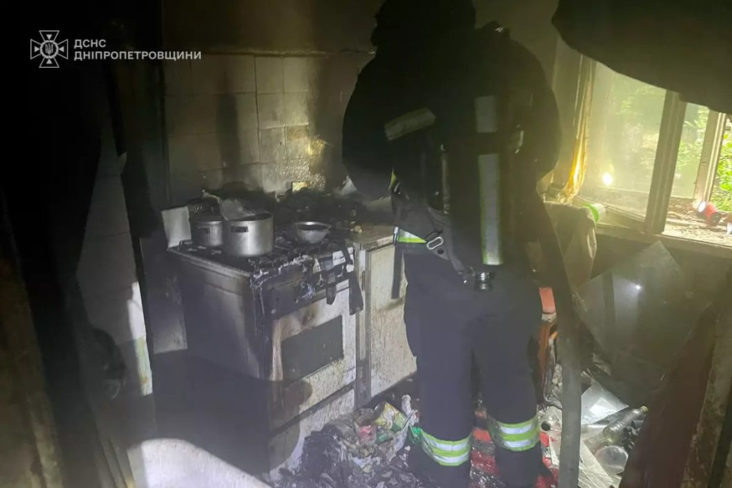 Загорілася кухня: у Дніпрі під час пожежі у квартирі врятували чоловіка - рис. 1