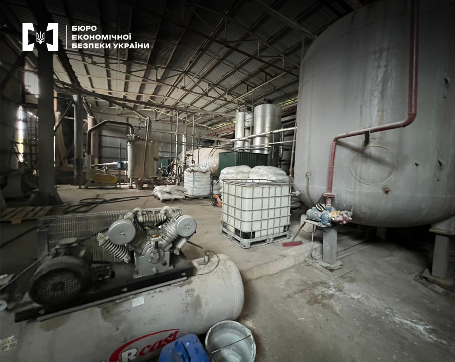Виготовляв понад 20 тонн спирту на добу: на Дніпропетровщині виявили підпільний завод