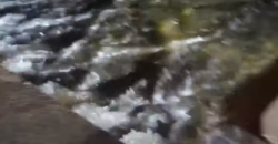 Аварія на водогоні у Дніпрі: вода змиває асфальт на Червоному Камені - рис. 1