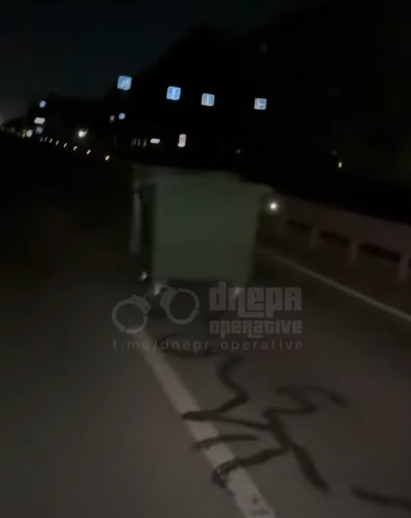 У Дніпрі невідомі перекрили Слобожанський проспект сміттєвими баками