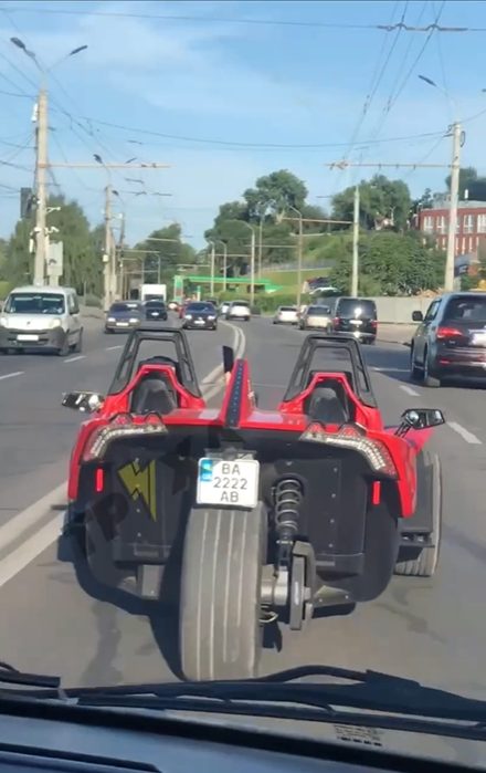 На вулицях Дніпра помітили людину-павука та бетмобіль