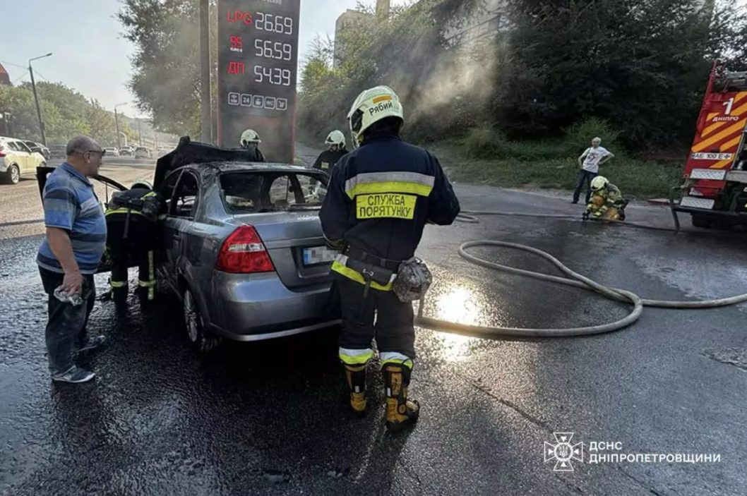 У Дніпрі посеред вулиці загорівся легковий автомобіль