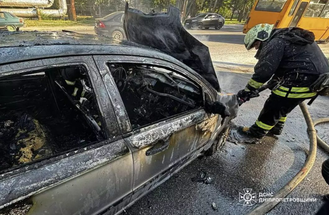 У Дніпрі посеред вулиці загорівся легковий автомобіль