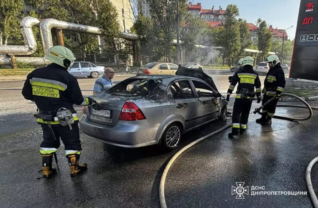 У Дніпрі посеред вулиці загорівся легковий автомобіль