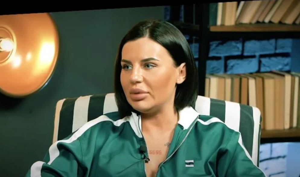 Скандальна блогерка з Дніпра образила українців, заявивши, що живе в країні з "довб*йобами"