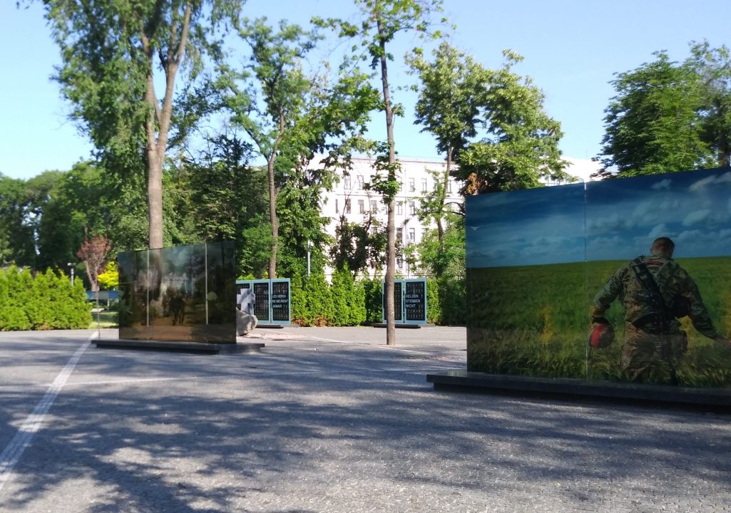 Вандали пошкодили скляну інсталяцію на Алеї пам’яті загиблих воїнів АТО у середмісті Дніпра - рис. 3