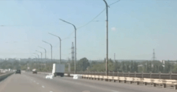 У Дніпрі на Кайдацькому мості з автомобіля випав вантаж: рух ускладнено - рис. 1