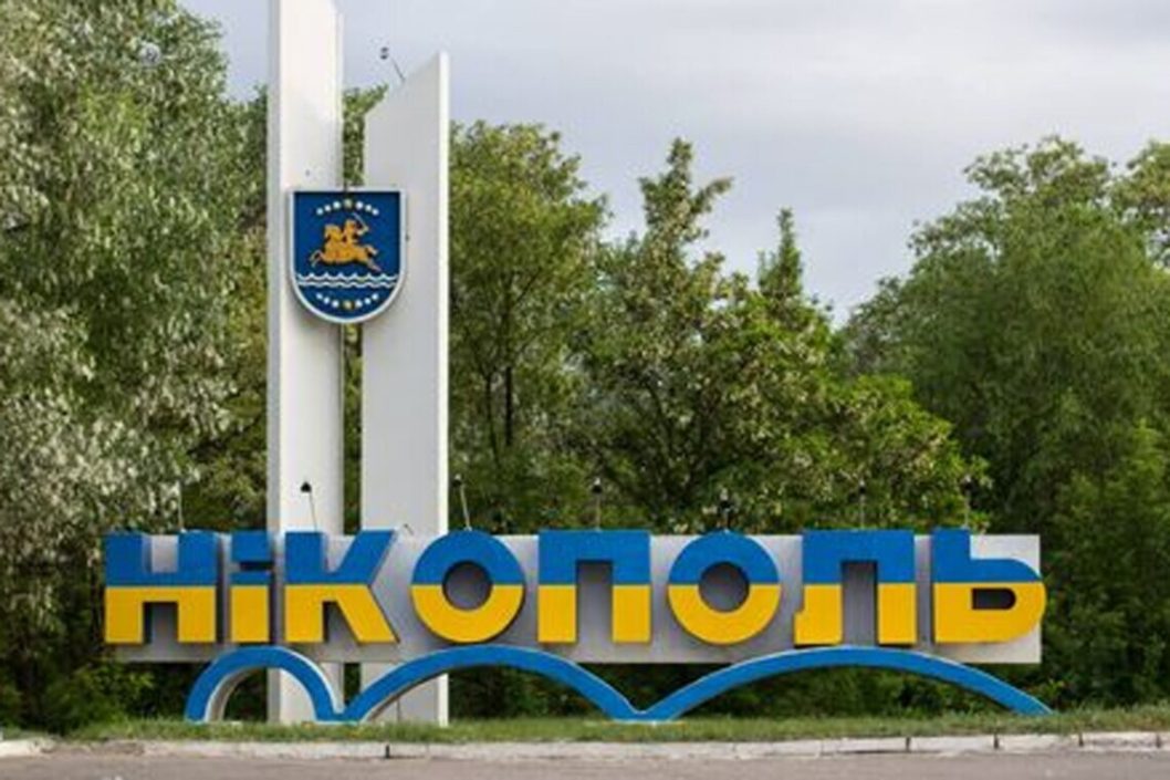 Внаслідок ранкового обстрілу Нікополя постраждав 21-річний правоохоронець: його шпиталізували - рис. 1