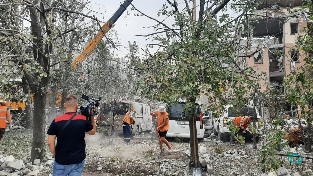 Під завалами шукають людей: наслідки ракетного удару по готелю у Кривому Розі - рис. 2