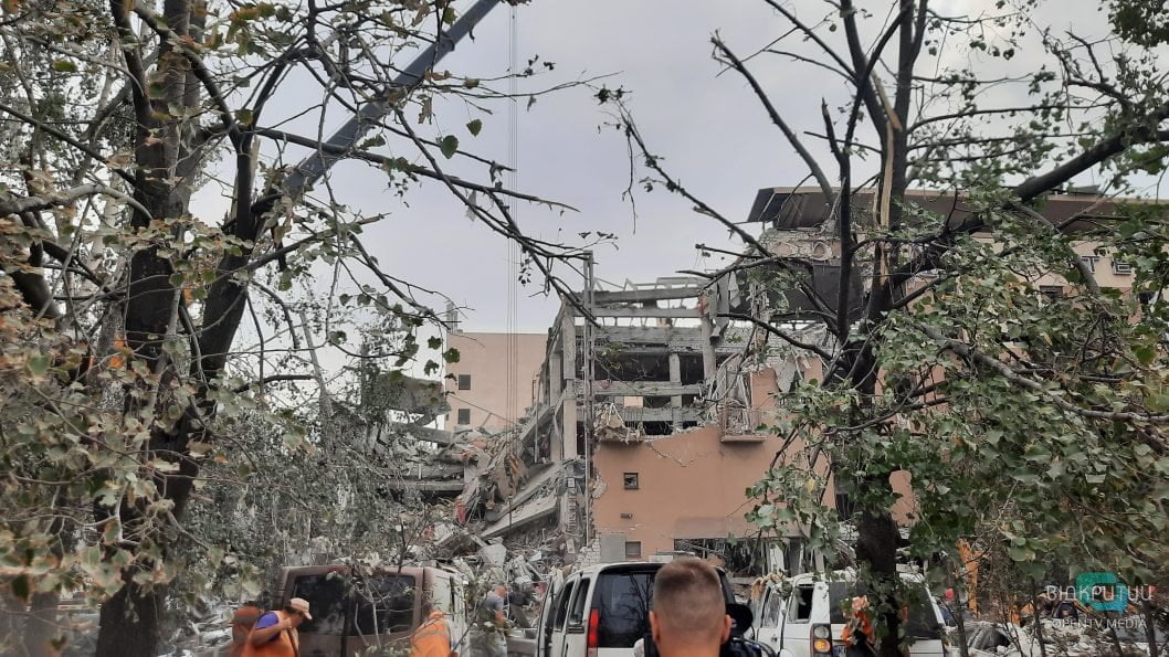 Під завалами шукають людей: наслідки ракетного удару по готелю у Кривому Розі - рис. 3