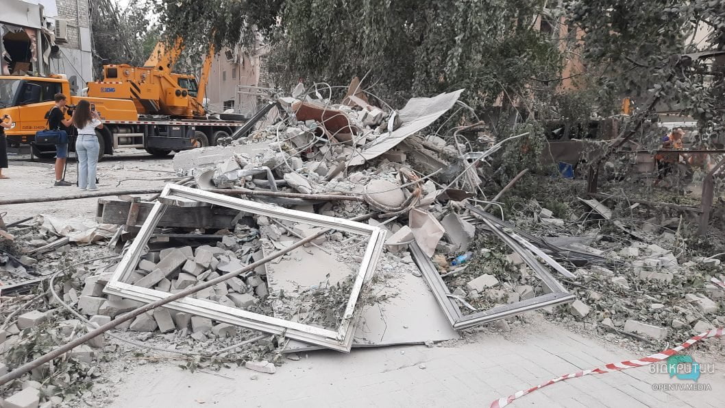 Під завалами шукають людей: наслідки ракетного удару по готелю у Кривому Розі - рис. 4