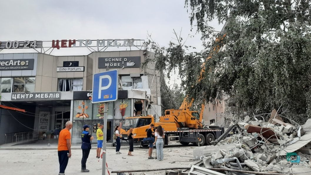 Під завалами шукають людей: наслідки ракетного удару по готелю у Кривому Розі - рис. 5