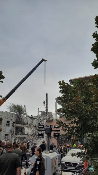 Під завалами шукають людей: наслідки ракетного удару по готелю у Кривому Розі - рис. 10