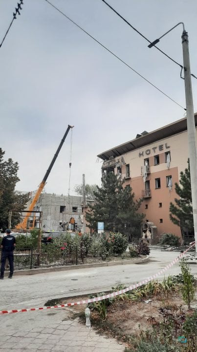 Під завалами шукають людей: наслідки ракетного удару по готелю у Кривому Розі - рис. 9