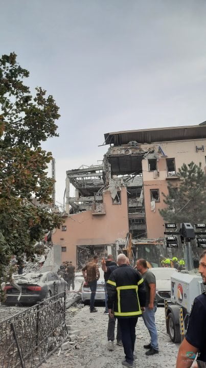 Під завалами шукають людей: наслідки ракетного удару по готелю у Кривому Розі - рис. 8