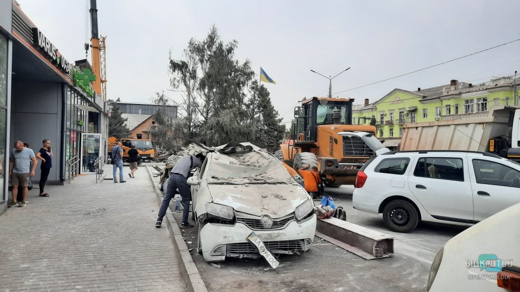 Під завалами шукають людей: наслідки ракетного удару по готелю у Кривому Розі - рис. 6