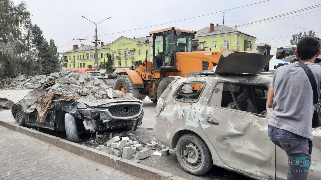 Під завалами шукають людей: наслідки ракетного удару по готелю у Кривому Розі - рис. 1